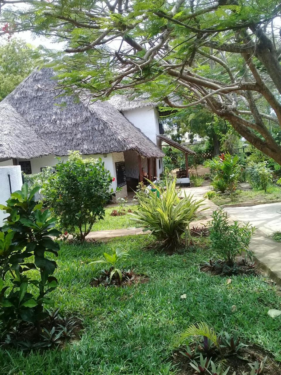 Diani Banda Cottages Diani Beach Buitenkant foto